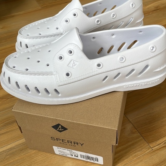 NWT white Sperry boat shoes - Picture 2 of 6